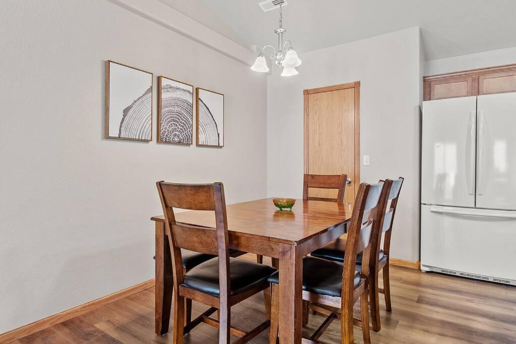 Villa Convenient Townhouse - Near Airport Rapid Stadt Exterior foto